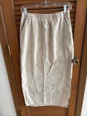 Light Cream Midi Skirt with Elastic Waist and Subtle Floral Print